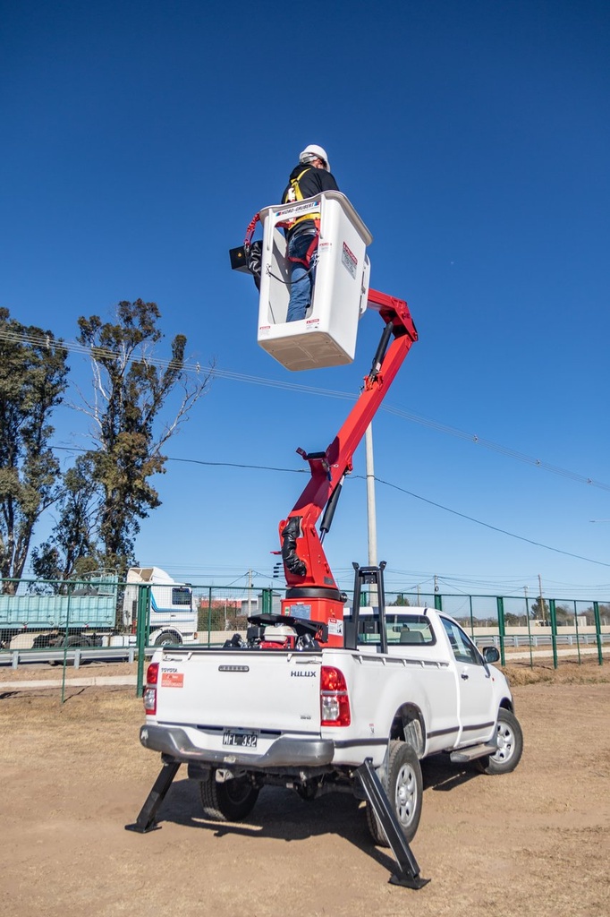 HIDROELEVADOR ARTICULADO BL10CA — AISLACIÓN 46KV + LINER Y COBERTOR DE CANASTILLA +