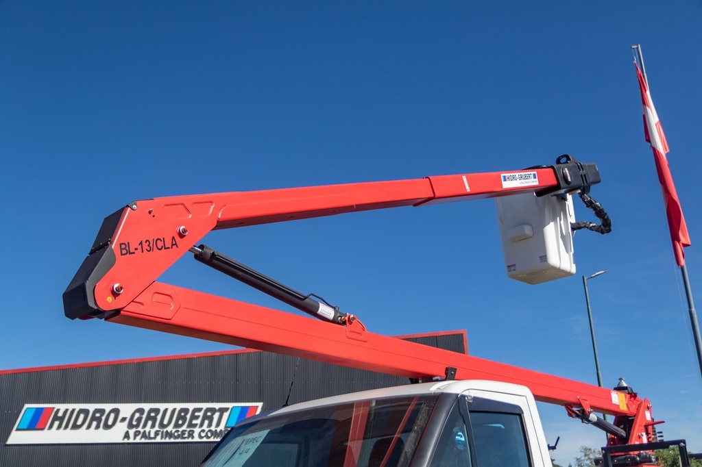 HIDROELEVADOR ARTICULADO BL13CA — AISLACIÓN 46KV + LINER Y COBERTOR DE CANASTILLA +