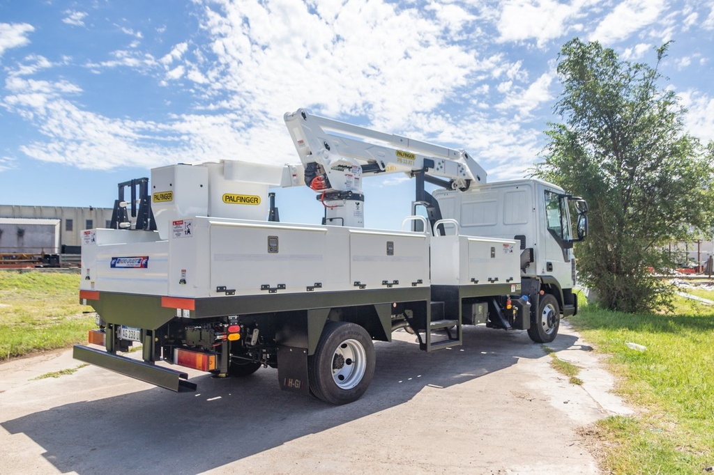 HIDROELEVADOR ARTICULADO/ TELESCÓPICO PB13ATI — AISLACIÓN 46KV + AISLACIÓN DE CHASIS + LINER Y COBERTOR